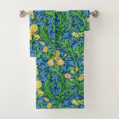 William Morris Irises, Geel en Kobalt Blue Bad Handdoek (Insitu)