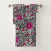 William Morris Marigold, Grey / Grey en Fuchsia Bad Handdoek (Insitu)