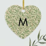 William Morris Patterned Willow Bough Monogram Keramisch Ornament<br><div class="desc">Dit elegante ornament is voorzien van het botanische motief 'Willow Bough' van William Morris,  dat in 1887 voor behang werd ontworpen. Klik op 'Personaliseren' om uw initiaal toe te voegen aan het ontwerp,  en het zal verschijnen als een elegant monogram in het midden van het wilgenpatroon.</div>