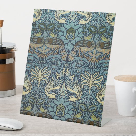 William Morris Peacock and Dragon Woven Design Reclamebord Met Voetstuk (Insitu)