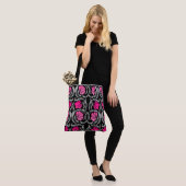 William Morris Pimpernel, Fuchsia Pink en Black Tote Bag (Op model)