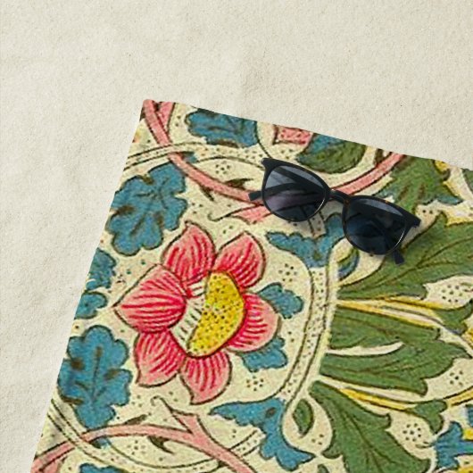 William Morris Roos Floral Chintz Pink Strandlaken (In situ)