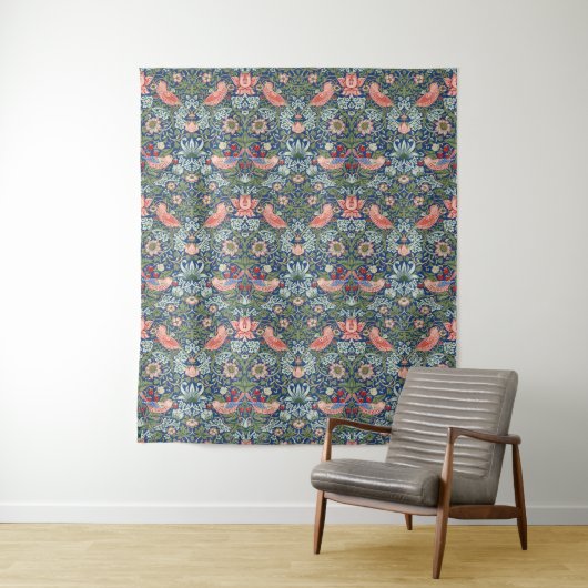 William Morris Strawberry Thief Navy Koraal Wandkleed (In situ)