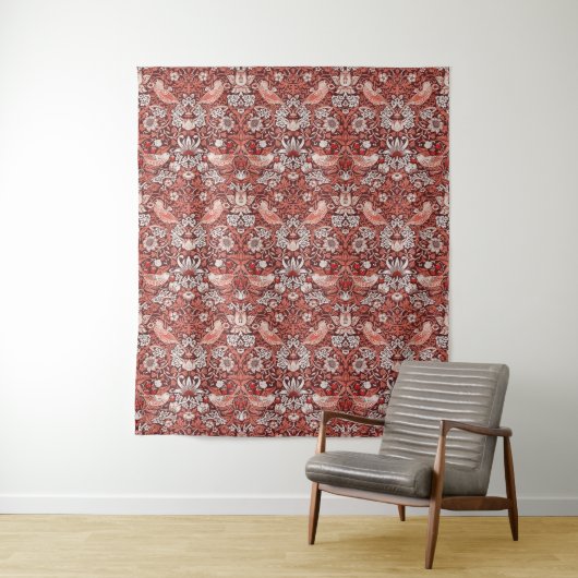William Morris Strawberry Thief Terracotta Vogel Wandkleed (In situ)