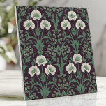 William Morris-Style Groene en Ivoren Bloemen Tegeltje<br><div class="desc">Leg de tijdloze schoonheid van het door William Morris geïnspireerde ontwerp vast met deze elegante tegel met ingewikkelde groene en ivoren bloempatronen op een diepe pruimachtergrond. Perfect voor backsplashes,  accentmuren of het toevoegen van klassieke sophisticatie aan elke ruimte,  dit symmetrische ontwerp belichaamt  charme en kunstenaarschap.</div>