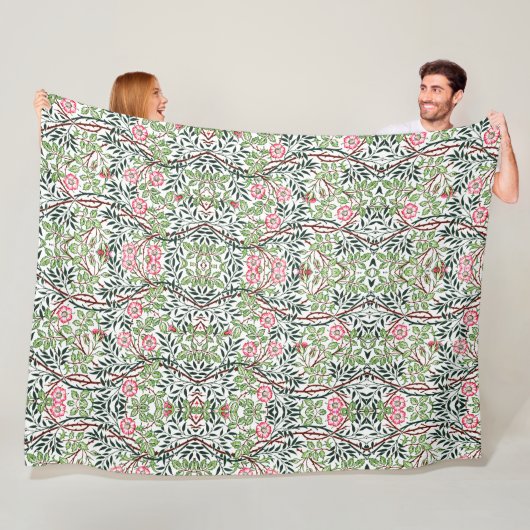 William Morris  Sweet Briar Rozen Foliage Fleece Deken (In situ)
