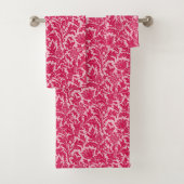 William Morris Thistle Damask, Fuchsia Pink Bad Handdoek (Insitu)