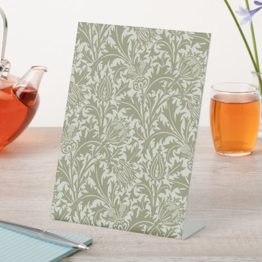 William Morris Thistle Sage Green Pattern Reclamebord Met Voetstuk (Insitu)