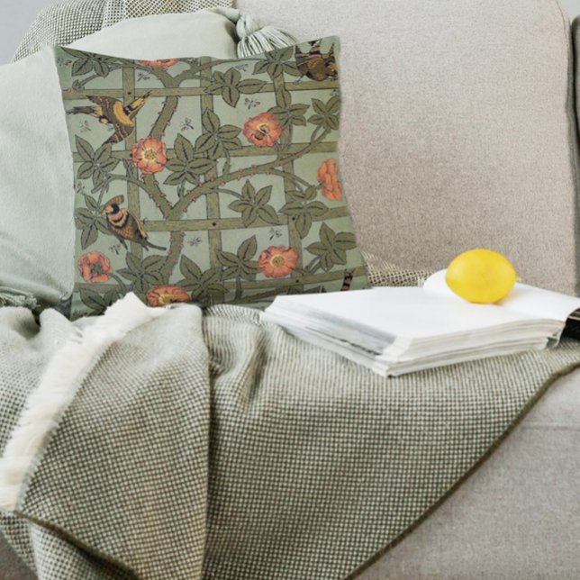 William Morris Trellis behang kunst Kussen (Example of William Morris Trellis  pillowin a room setting)