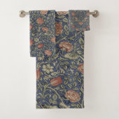 William Morris Tudor Roos Wallpaper Bad Handdoek (Insitu)