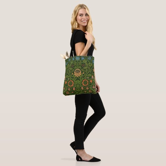 William Morris Violet en Columbine Art Rug Tote Bag (Op model)