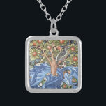 William Morris Woodpecker Tapestry Floral  Zilver Vergulden Ketting<br><div class="desc">William Morris Woodpecker Tapestry Floral Art It show een houtpeper die in de tak van een fruitboom zit en die een kenmerkende achtergrond heeft van blauwe bladeren en oranje vruchten. Kunst van William Morris Movement: Britse Kunsten en ambachten / Art Nouveau Prachtige artistieke bloemetjes , mooi kunstontwerp met een bloeiende...</div>