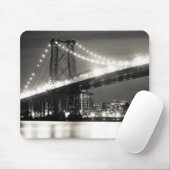 Williamsburg brug in New York City 's nachts Muismat (Met muis)