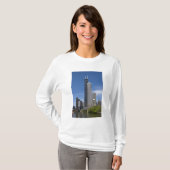 Willis Tower (voorheen de Sears Tower) looms T-shirt (Voorkant volledig)