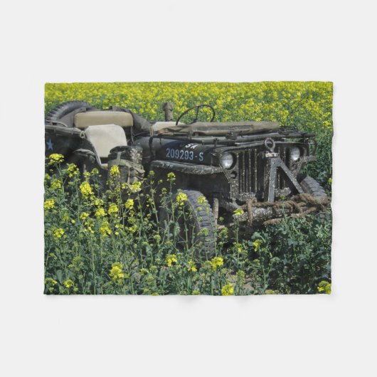 Willys MB Jeep in Rapeseed-veld Fleece Deken (Voorkant (Horizontaal))