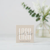 Wimperstylist moderne typografie script beige vierkante visitekaartje (Staand voorkant)