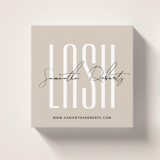Wimperstylist moderne typografie script beige vierkante visitekaartje