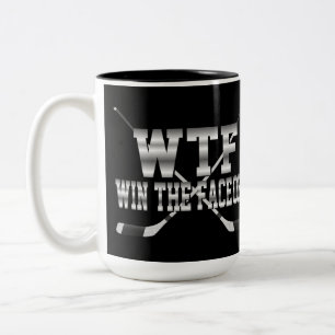 Win de face-off tweekleurige koffiemok