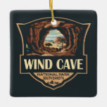 Wind Cave National Park Illustratie Retro Badge Keramisch Ornament<br><div class="desc">Het vectorkunstwerk van de Windgrot. De grot wordt erkend als het dichtste grotsysteem ter wereld.</div>