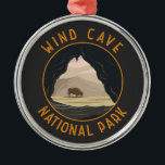 Wind Cave National Park Retro Noodcirkel Metalen Ornament<br><div class="desc">Het vectorkunstwerk van de Windgrot. De grot wordt erkend als het dichtste grotsysteem ter wereld.</div>