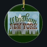 Windham New York Fun Retro Snowy Mountains Keramisch Ornament<br><div class="desc">Windham New York neo vintage reisontwerp in een leuke retro-cartoon stijl met sneeuwkapotte bergen,  bos en bomen eronder,  blauwe hemel en coole retro script tekst.</div>