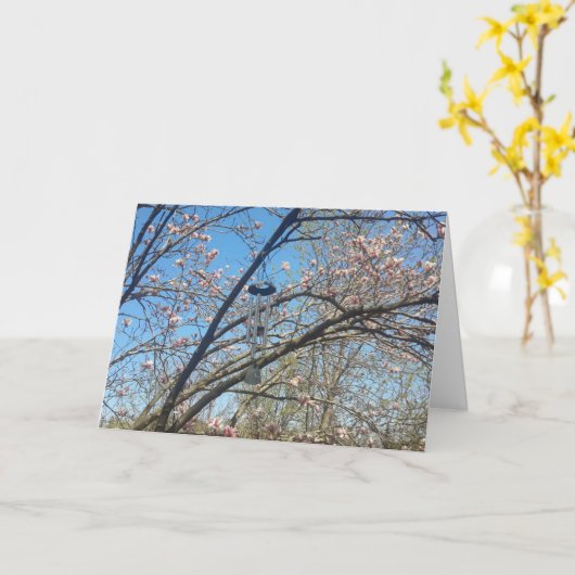 Windklokkenspel en Magnolia Tree Birthday Kaart (Gele Bloem)