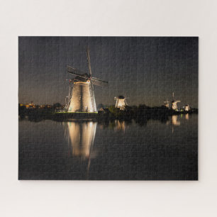 Windmills and water illuminated at night legpuzzel