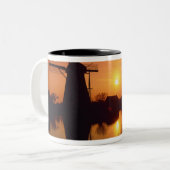 Windmills bij zonsondergang, Kinderdijk, Nederland Tweekleurige Koffiemok (Voorkant links)