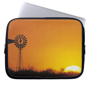 Windmolen bij zonsondergang, Sinton, Texas, VS Laptop Sleeve