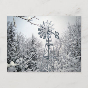 Windmolen en bomen bedekt in sneeuw. briefkaart