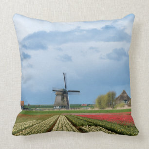 Windmolen en tulpen met landschapswerende kussens