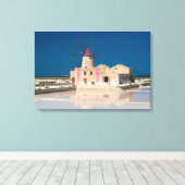 Windmolen en zoutpannen in de salina van Trapani Canvas Afdruk (Insitu (Houten vloer))