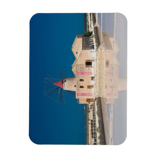 Windmolen en zoutpannen in de salina van Trapani Magneet (Verticaal)