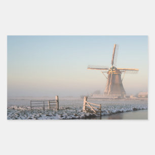 Windmolen in de sneeuw bij de zonsoprijrechthoekst rechthoekige sticker