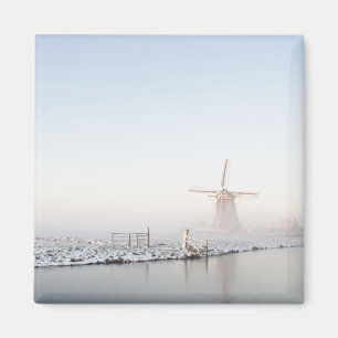 Windmolen in de sneeuw bij wintermagneet magneet