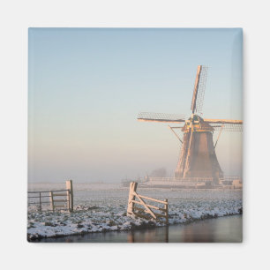 Windmolen in de sneeuw bij zonsopgang bij vierkant magneet
