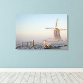 Windmolen in de sneeuw bij zonsopgang canvas print (Insitu (Houten vloer))
