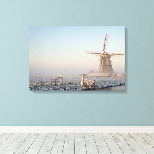 Windmolen in de sneeuw bij zonsopgang canvas print (Insitu (Houten vloer))