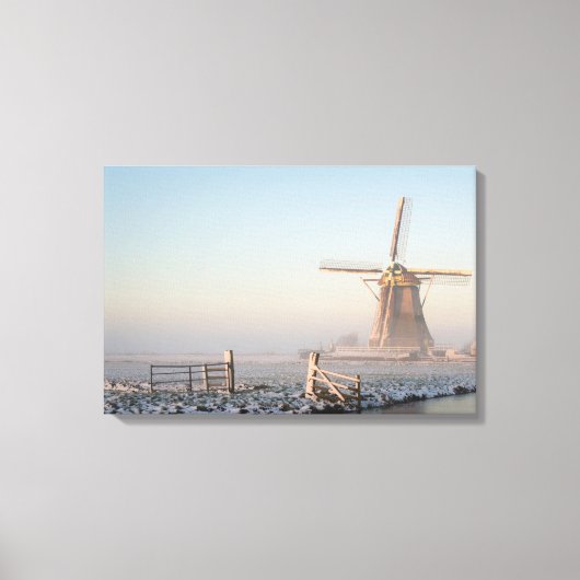 Windmolen in de sneeuw bij zonsopgang canvas print (Voorkant)