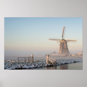 Windmolen in de sneeuw bij zonsopgang poster print