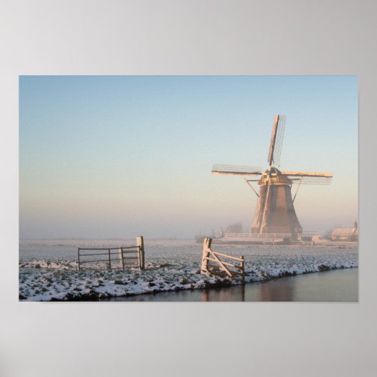 Windmolen in de sneeuw bij zonsopgang poster print (Voorkant)