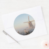 Windmolen in de sneeuw bij zonsopgang rond de stic ronde sticker (Envelop)