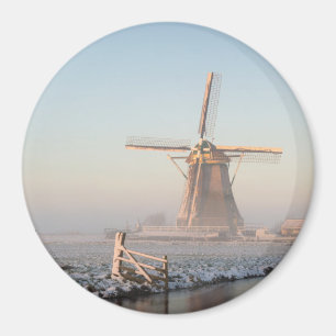 Windmolen in de sneeuw bij zonsopgang ronde magnee magneet