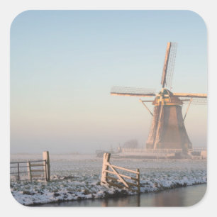 Windmolen in de sneeuw bij zonsopgang vierkante st sticker
