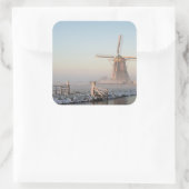 Windmolen in de sneeuw bij zonsopgang vierkante st vierkante sticker (Tas)