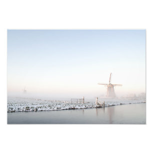 Windmolen in de sneeuw in de winter, fotoprint foto afdruk