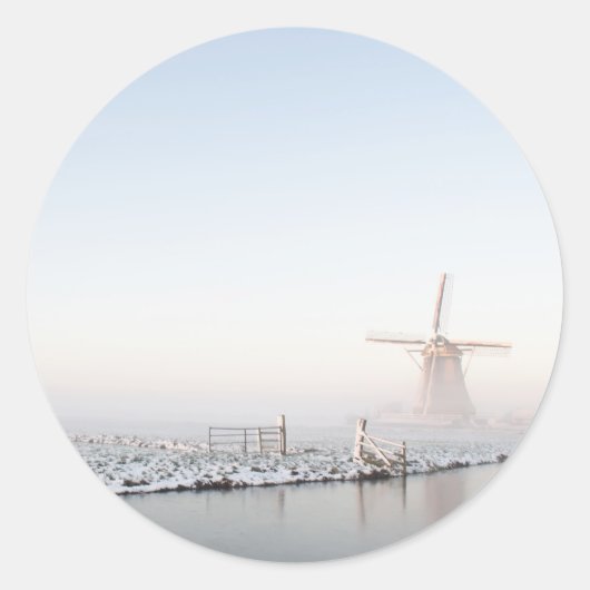 Windmolen in de sneeuw in de winter rond de sticke ronde sticker (Voorkant)