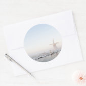Windmolen in de sneeuw in de winter rond de sticke ronde sticker (Envelop)