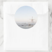 Windmolen in de sneeuw in de winter rond de sticke ronde sticker (Tas)