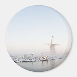 Windmolen in de sneeuw in de winter ronde magneet